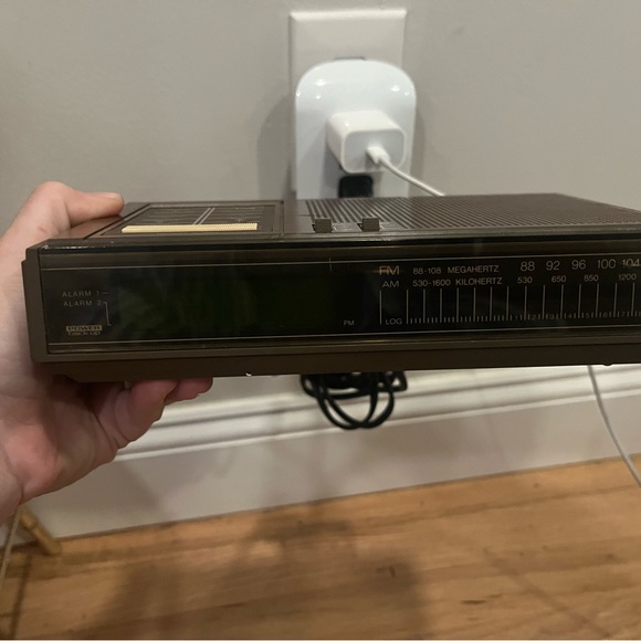 Vintage Magnavox AM/ FM Radio Alarm Clock - Picture 5 of 9